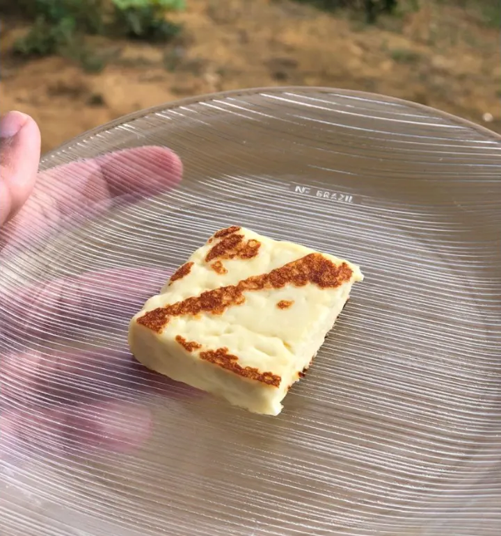 Queijo coalho grelhado em prato de vidro
