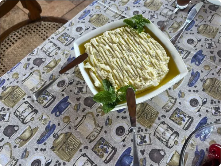 Mesa posta com queijo para receber a vistoria